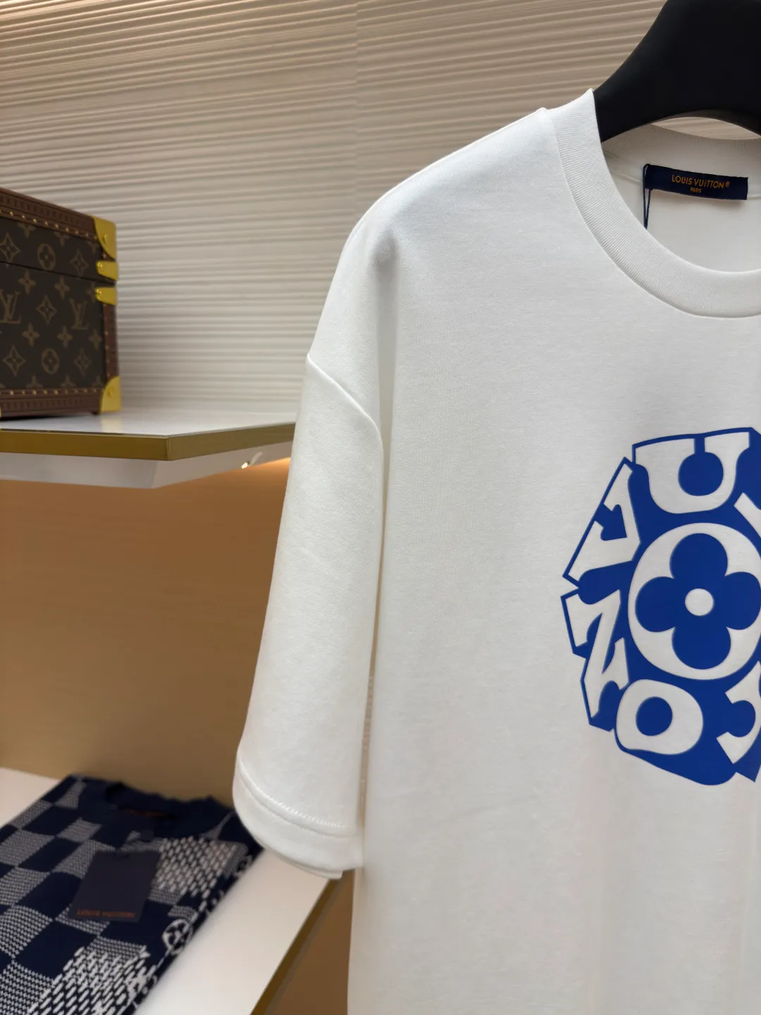 LOUIS VUITTON ●Description: 100% pure cotton texture, soft and waxy, and first-class skin-friendly. There is no itching feeling when worn on the body, especially suitable for wearing close to the body! The printing pattern on the chest, the blue printing color is rich and pure, accurately leaking onto the T-shirt along the screen, printing full colors over and over again, The high-temperature fixation locks the ink and the pure cotton fabric firmly, so that the printing not only feels slightly raised and three-dimensional, but the overall alignment is straight and delicate, the fabric is comfortable and soft, and the color is consistent without color difference. It can be matched with the same style to create a fashionable look and control various occasions. Customized accessories, complete with three standards, the same style for men and women!